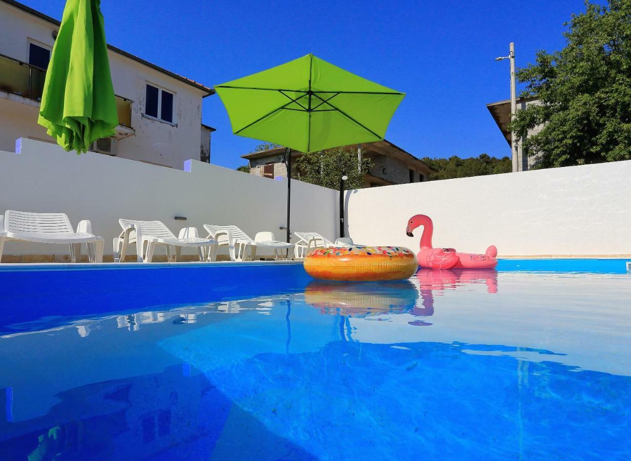 Apartment And Pool Nika Бибинье Экстерьер фото